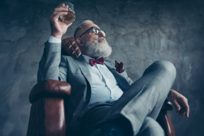 Luciano Guimaraes Tebar explica cómo Litecoin se posiciona frente a Bitcoin en el mercado de criptomonedas.