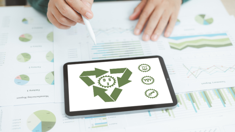 El artículo explica cómo la economía circular reduce residuos, optimiza recursos y genera impactos positivos para la sociedad y el medio ambiente.