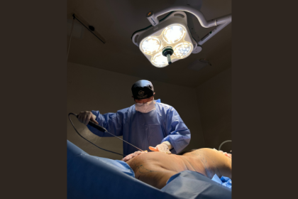 El carcinoma basocelular y espinocelular puede requerir tratamiento quirúrgico con reconstrucción adecuada, explica Milton Seigi Hayashi.