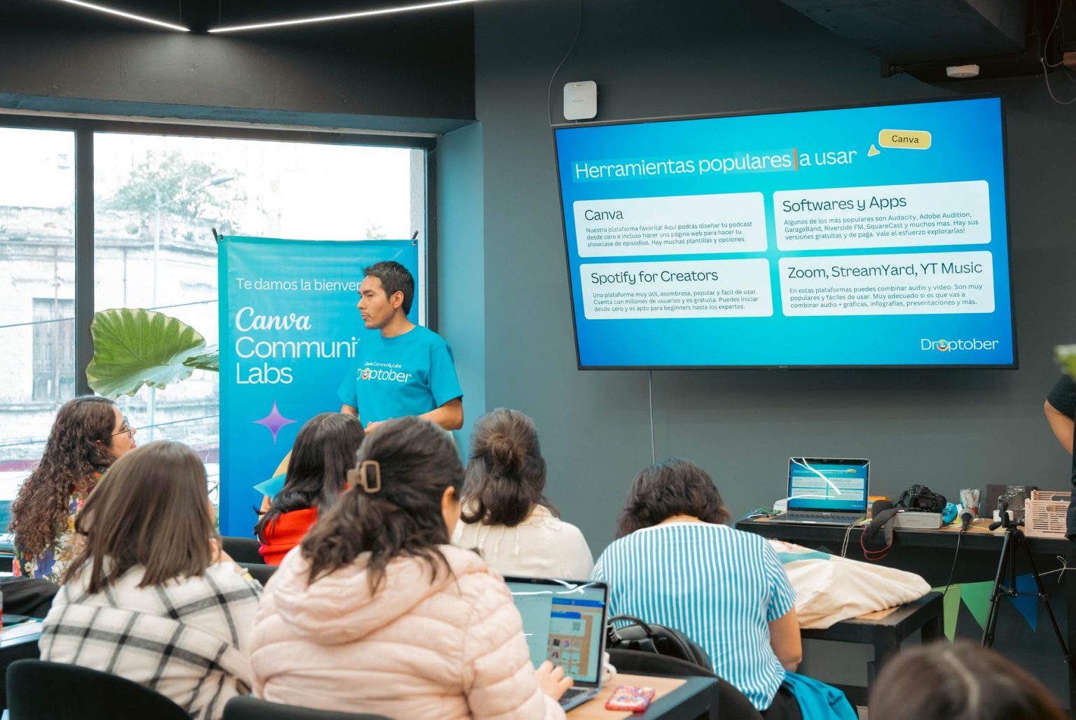 Pessoa apresenta ferramentas de tecnologia durante um workshop para participantes.