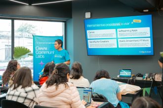 Pessoa apresenta ferramentas de tecnologia durante um workshop para participantes.
