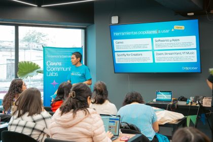Pessoa apresenta ferramentas de tecnologia durante um workshop para participantes.