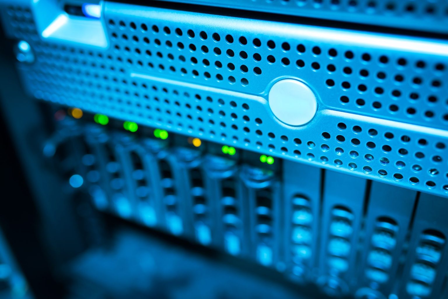 Rack de servidores moderno com luzes indicadoras azuis em um ambiente de data center.