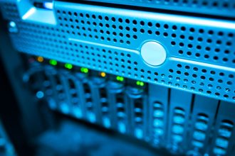 Rack de servidores moderno com luzes indicadoras azuis em um ambiente de data center.