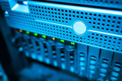 Rack de servidores moderno com luzes indicadoras azuis em um ambiente de data center.