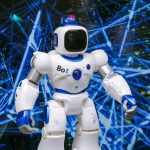 Robô humanoide com detalhes luminosos azuis diante de uma rede digital, em uma representação conceitual de automação e tecnologia.