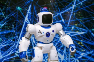 Robô humanoide com detalhes luminosos azuis diante de uma rede digital, em uma representação conceitual de automação e tecnologia.