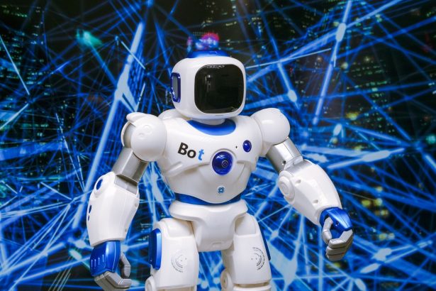 Robô humanoide com detalhes luminosos azuis diante de uma rede digital, em uma representação conceitual de automação e tecnologia.