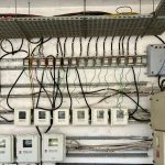 Painéis de controle e complexa fiação elétrica em uma instalação industrial