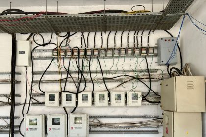 Painéis de controle e complexa fiação elétrica em uma instalação industrial