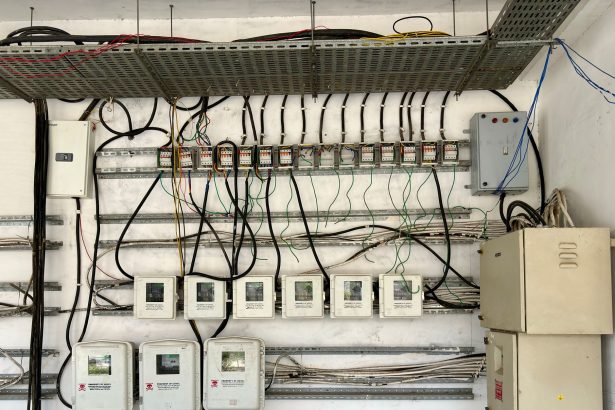 Painéis de controle e complexa fiação elétrica em uma instalação industrial