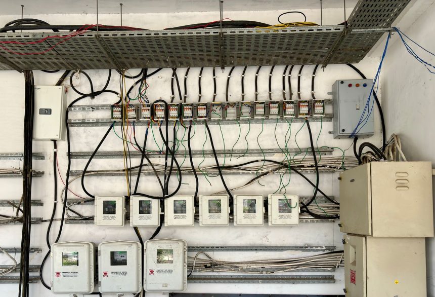 Painéis de controle e complexa fiação elétrica em uma instalação industrial