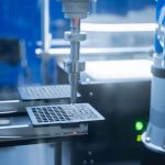 Braço robótico automatizando processos em um laboratório farmacêutico.