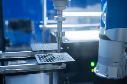 Braço robótico automatizando processos em um laboratório farmacêutico.