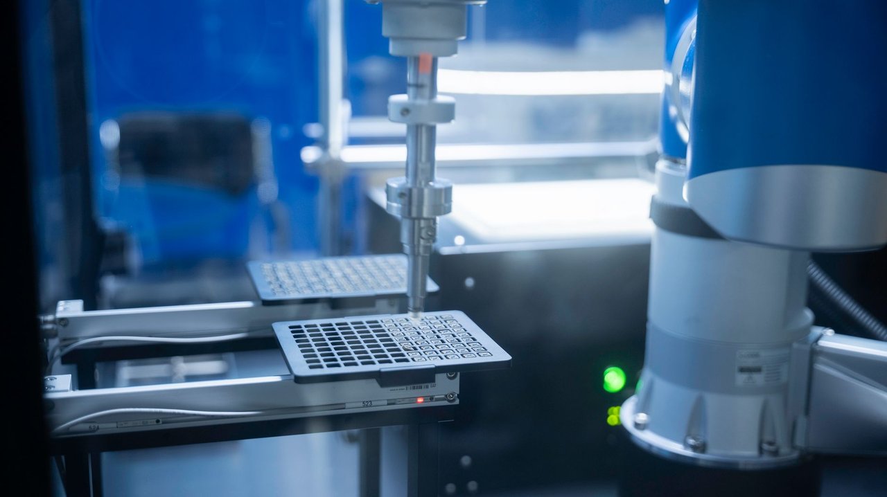 Braço robótico automatizando processos em um laboratório farmacêutico.