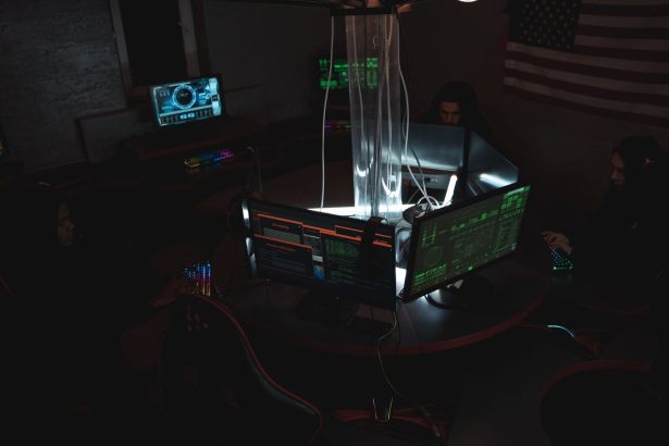 Equipe de especialistas em cibersegurança trabalhando em conjunto diante de computadores em uma sala escura