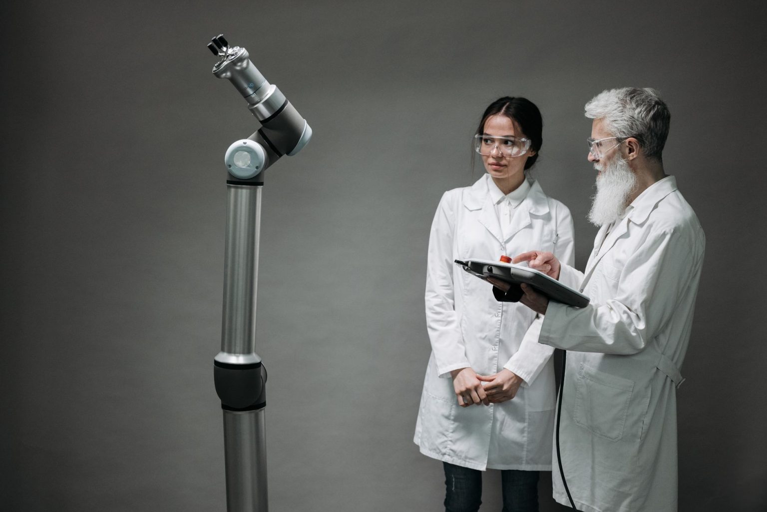 Pesquisadores trabalham com tecnologia robótica avançada em um laboratório.