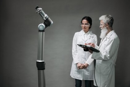 Pesquisadores trabalham com tecnologia robótica avançada em um laboratório.
