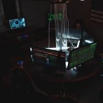 Equipe trabalhando em conjunto diante de computadores em um ambiente de cibersegurança.