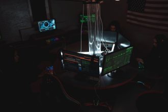 Equipe trabalhando em conjunto diante de computadores em um ambiente de cibersegurança.