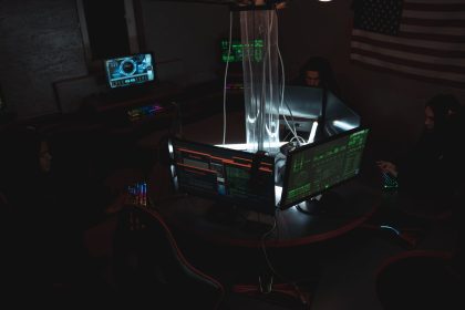 Equipe trabalhando em conjunto diante de computadores em um ambiente de cibersegurança.